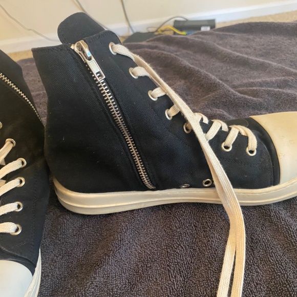 One pair of unbranded shoes. - Picture 3 of 3